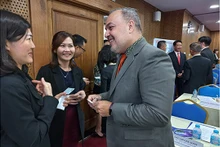 Les entreprises d'IDE échangent les investissements en marge de la conférence. Photo : baodautu.vn 