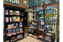 Des livres vietnamiens dans le restaurant Hanoi station - Cameleon. Photo : Association générale des Vietnamiens en Belgique