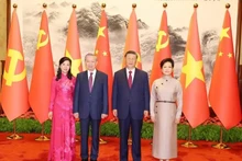 Le secrétaire général du Parti communiste chinois, président chinois Xi Jinping, son épouse et le secrétaire général du Parti communiste du Vietnam et président vietnamien To Lam (2 à gauche) et son épouse. Photo : VNA.