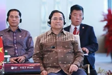 Le Premier ministre vietnamien, Pham Minh Chinh (au centre), assiste à la réunion restreinte. Photo : VNA.