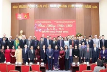 La vice-présidente Vo Thi Anh Xuân et des représentants du corps diplomatique, des institutions internationales et des ONG, le 10 janvier. Photo : VNA.