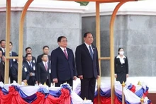 Les deux Premiers ministres vietnamien et lao lors de la cérémonie d'accueil. Photo : VNA.