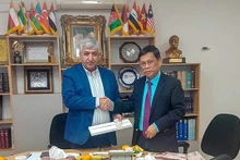 L'ambassadeur du Vietnam en Iran Luong Quôc Huy (à droite) et Hormatallah Rafiei (à gauche), président de l’Association iranienne des transports aériens et des entreprises touristiques. Photo : baoquocte.vn