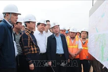 Le vice-Premier ministre Tran Hong Ha au chantier du projet de ligne électrique 500 kV du circuit 3, au point 345 de la commune de Nam Thanh, district de Nam Dàn, province de Nghê An. Photo : VNA.
