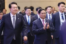 Le Premier ministre Pham Minh Chinh (à droite) et le Président sud-coréen Yoon Suk Yeol lors du Forum des affaires République de Corée - Vietnam. Photo : VNA.