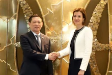 Le ministre vietnamien des Finances Hô Duc Phuc et la directrice générale de la Bourse de Luxembourg (LuxSE), Julie Becker. Photo : VNA.