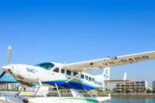 La JSC Hai Au Aviation a réalisé, le 9 juillet, le 1er vol commercial en hydravion transportant 8 passagers du port de Tuân Châu dans la ville d'Ha Long à l'île de Cô Tô dans la province côtière de Quang Ninh. Photo : VNA.