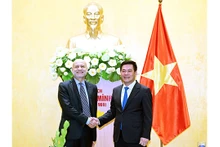 Le ministre vietnamien de l’Industrie et du Commerce, Nguyên Hông Diên (à droite), et l’ambassadeur d’Italie au Vietnam, Antonio Alessandro (à gauche). Photo : moit.gov.vn
