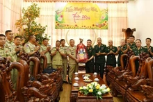 Les forces armées cambodgiennes présentent leurs vœux de bonne année aux dirigeants de la province de Dak Lak. Photo : thoidai.com.vn