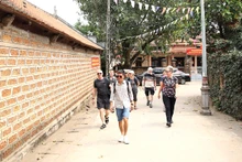 Les visiteurs étrangers au vieux village de Duong Lâm au chef-lieu de Son Tây en banlieue de Hanoi. Photo: hanoimoi.vn