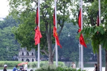 La mise en berne des drapeaux et la suspension de toutes les activités de divertissement public pendant deux jours de deuil national en hommage à l’ancien président Tran Duc Luong. Photo : VNA.