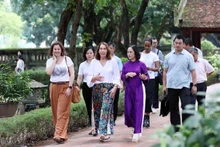 La Présidente du Sénat australien Sue Lines, accompagnée de sa délégation, visite le Temple de la Littérature à Hanoï. Photo : VNA.