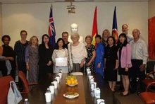 Madame Vo Thi Nhu Mai prend une photo souvenir avec ses proches et ses amis lors de la cérémonie. Photo : baoquocte.vn