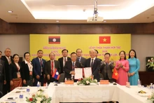 Cérémonie de signature de l'accord de coopération entre le Comité populaire de la province de Dak Lak (Vietnam) et les autorités de la province d'Attapeu. Photo : tienphong.vn