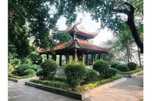 Le mont Non Nuoc, également connu sous le nom de Duc Thuy Son, est une montagne située au bord du confluent des rivières Day et Vân dans le quartier Thanh Binh de la ville de Ninh Binh. Photo : Journal Tôquôc.