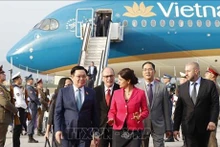 La vice-présidente de l’Assemblée nationale de la Bulgarie Rositsa Kirova (à droite) accueille le Président de l’Assemblée nationale du Vietnam, Vuong Dinh Huê, à l’aéroport international de Sofia. Photo : VNA.