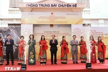 Le ministre des Affaires étrangères Bui Thanh Son (au centre) lors de la cérémonie d’ouverture de l’exposition au Musée national d’histoire du Vietnam à Hanoi. Photo : VNA.