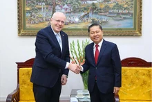 Le vice-ministre Lê Tân Dung (à droite) et l’ambassadeur de la République de Finlande au Vietnam, Keijo Norvanto (à gauche). Photo : molisa.gov.vn