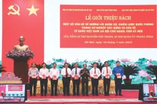 Cérémonie de présentation du livre du Secrétaire général Nguyên Phu Trong sur la politique militaire et la stratégie de défense du Vietnam, le 18 juillet à Hanoï. Photo : VNA/CVN. 