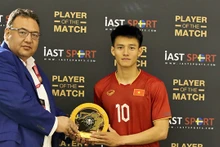 L'attaquant Nguyên Thanh Nhàn a reçu le prix du meilleur joueur à l’issue du match nul entre l’équipe de football U23 du Vietnam et celle du Kirghizistan. Photo : VFF.