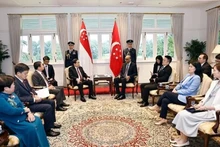 Le président de l'Assemblée nationale du Vietnam, Tran Thanh Man (gauche), rencontre le président singapourien, Tharman Shanmugaratnam. Photo : VNA.