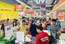 Des gens font leurs courses dans un supermarché Winmart. Photo : VNA.