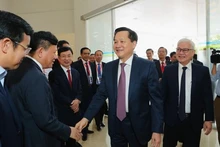 Le Vice-Premier ministre vietnamien, Lê Minh Khai (à droite), rencontre les responsables de VSIP I - Binh Duong. Photo : VNA.