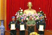 Le ministre de la Sécurité publique, To Lam (deuxième à partir de la droite), et trois officiers envoyés au Soudan du Sud. Photo : VNA.
