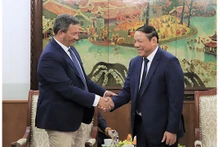 Le ministre vietnamien de la Culture, des Sports et du Tourisme, Nguyên Van Hùng (à droite), et le directeur de l’Opéra royal de Versailles, Laurent Brunner (à gauche). Photo : toquoc.vn