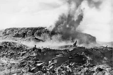 Le 6 mai 1954, nous lançâmes une offensive générale contre Diên Biên Phu. Un bloc d'1 tonne d'explosifs a détruit les blockhaus et bunkers ennemis sur la colline A1, une position importante à Diên Biên Phu, nous y ont détruit un bataillon ennemi. Photo : VNA.