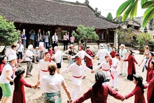 Les touristes assistent aux activités culturelles communautaires à Phu Tho. Photo : NDEL.