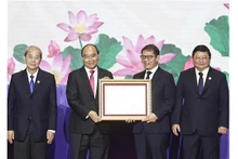 Le Président Nguyên Xuân Phuc remet l’Ordre du Travail de première classe à THACO. Photo : VNA.