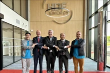 L'ambassadeur du Vietnam en France, Dinh Toan Thang (2e de droite) et des représentants de HDF Energy et de la Nouvelle-Aquitaine. Photo: VNA