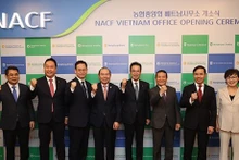 Les délégués lors de la cérémonue d'ouverture du Bureau de la Nonghyup au Vietnam. Photo : Yonhap.