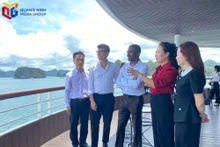 Le directeur du Centre du patrimoine mondial de l’UNESCO, Lazare Eloundou Assomo (au milieu). Photo : baoquangninh.vn