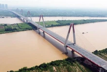 Le pont de Nhât Tân enjambant le fleuve Rouge à Hanoï. Photo : VNA/CVN.