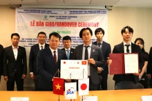 La cérémonie de remise des équipements dans le cadre du « Projet de diffusion, de démonstration et de commercialisation du système de production et de stockage d’électricité solaire et du système de surveillance IoT utilisant la technologie du cloud computing ». Photo : nhandan.vn