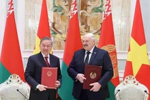 Le secrétaire général du Parti communiste vietnamien, Tô Lâm (à gauche), et le président biélorusse Alexandre Loukachenko signent une déclaration conjointe sur l’établissement d’un partenariat stratégique entre les deux pays le 12 mai 2025. Photo : VNA