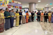 Les délégués ont coupé le ruban d'ouverture de la Foire commerciale 2023 à Yangon. Photo : baoquocte.vn