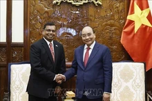 Le Président Nguyên Xuân Phuc et l'ambassadeur du Sri Lanka, Prasanna Gamage. Photo : VNA. 