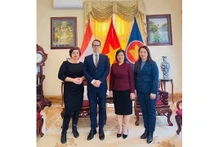 L’ambassadrice du Vietnam en Hongrie, Nguyên Thi Bich Thao (2e à partir de droite) et le docteur Levente Horvath, directeur du Centre Eurasia. Photo : baoquocte.vn