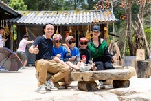 Les visiteurs au studio de cinéma de Ly Hai dans le district de Lac Duong. Photo : VOV.vn 