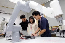 Étudiants du laboratoire de robotique de l'Université d'industrie de Ho Chi Minh-Ville. Photo : VNA.