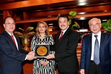 Le secrétaire adjoint du comité du Parti de Hô Chi Minh-Ville, Nguyên Hô Hai présente un cadeau de souvenir à Alfredo Femat Bañuelos. Photo: thoidai.com.vn