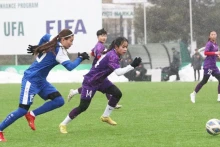 Après son arrivée en Ouzbékistan, l'équipe féminine vietnamienne U20 a disputé un match amical. Photo: VFF