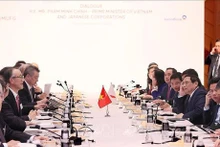 Le Premier ministre Pham Minh Chinh assiste à une table ronde avec les principaux groupes économiques japonais sur la transformation verte et les infrastructures sociales. Photo : VNA.