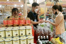 Lors de la foire, les entreprises ont présenté les produits OCOP aux consommateurs de la capitale. Photo : kinhtedothi.vn
