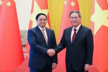 Le Premier ministre Pham Minh Chinh (à gauche) et le Premier ministre du Conseil des Affaires d’État de Chine, Li Qiang lors de leur visite en Chine en juin 2023 (à droite). Photo : VGP.