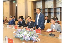Le directeur général de Green i-Park, Bùi Thê Long, s'exprime lors de la séance de travail. Photo : baodautu.vn
