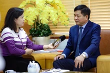 Le président du Comité populaire de la province de Diên Biên, Lê Thành Dô et la journaliste de la VOV. Photo : VOV.